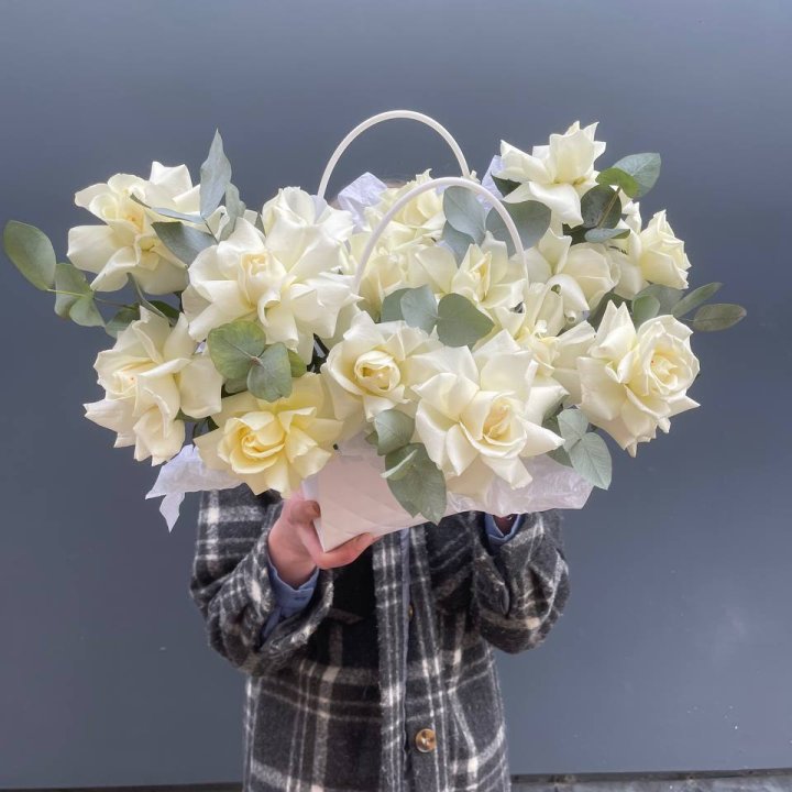 15 белых роз в сумочке в Улан-Удэ