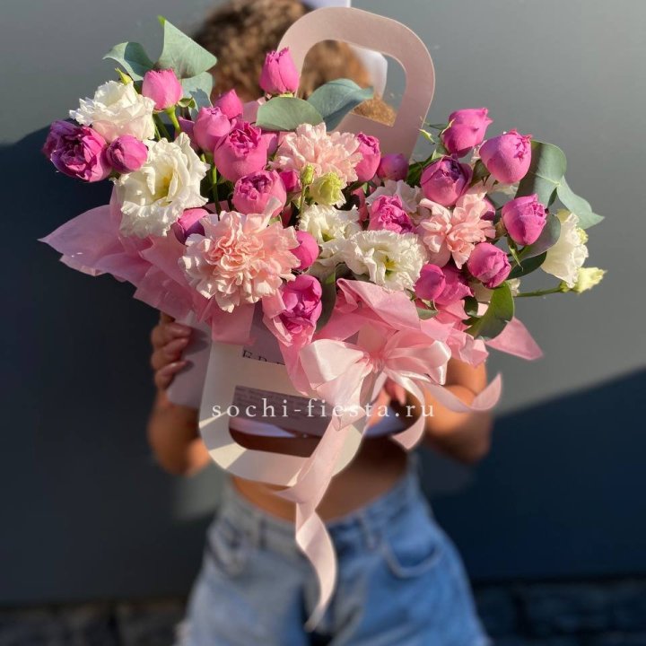 Сумочка с кустовой розой и диантусами в Улан-Удэ