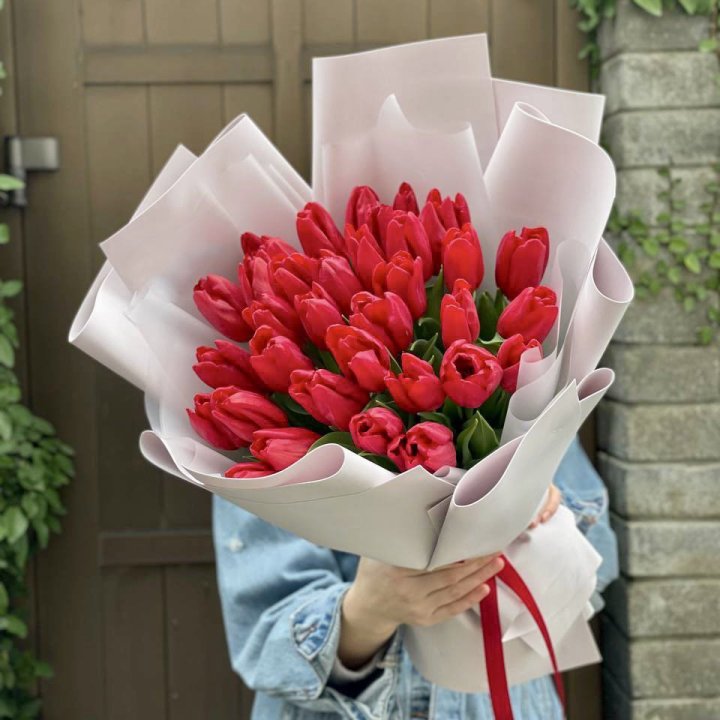 35 красных тюльпанов в Улан-Удэ